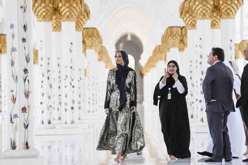 د ټرمپ لوردبۍ کې د شیخ زاهد جومات ته ولاړه د ټرمپ لوردبۍ کې د شیخ زاهد جومات ته ولاړه
