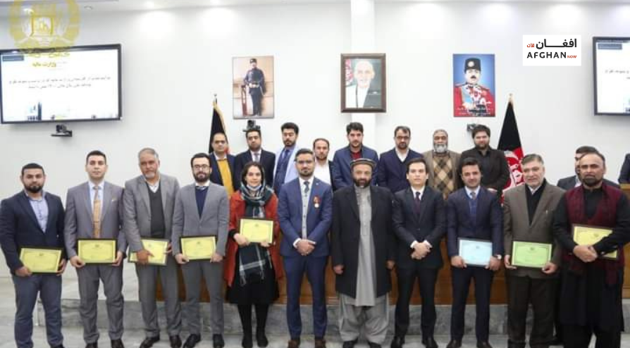 د مالیې وزارت مالي يو کارمندان په ستاینلیکونو وستایل شو