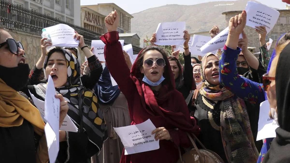 د طالبانو رهبر د یوه فرمان په صادرولو سره خپلو مسؤلینو قومي مشرانو او دیني عالمانو ته نصیحت کړی چي د ښځو حقوق په جدي توګه سره مراعت کړي. دهمدغه حقوقو د نه مراعت کولو په تړاو هغوی د ملګری ملتونو ټولني د تعزیراتو سره مخامخ دي