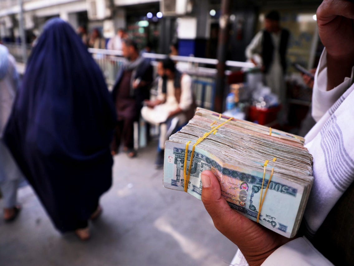 افغانۍ د ډالر پر وړاندې د تېر شلو کلونو کې تر ټولو ټیټې کچې ته لوېدلې