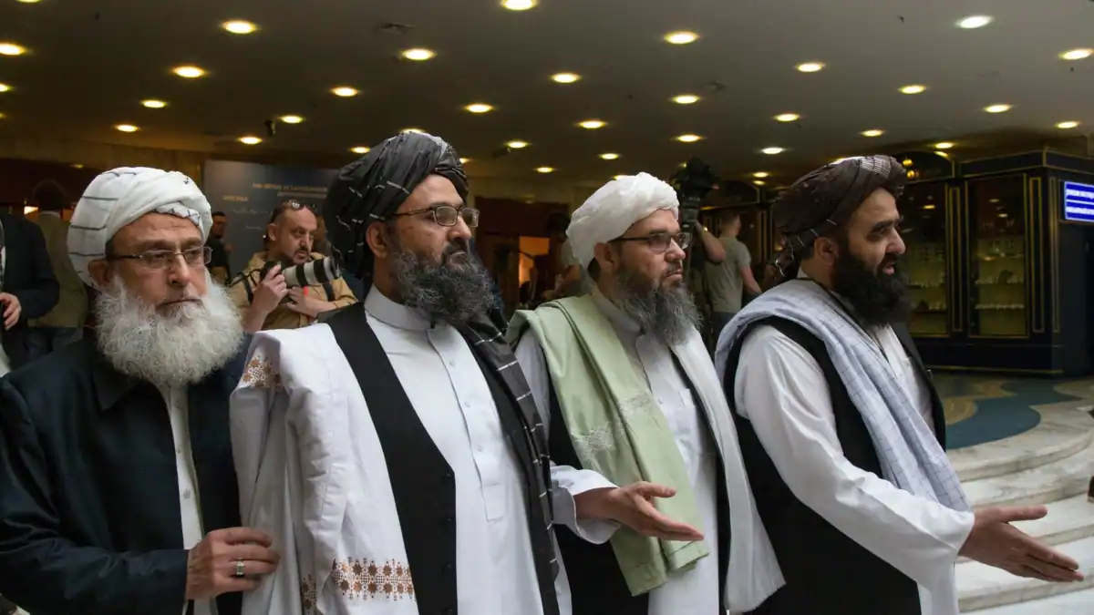 ملا هبت الله:هغه افغانانو سره دې مرسته وشي چې د غریبی له امله هېواد پرېږدي