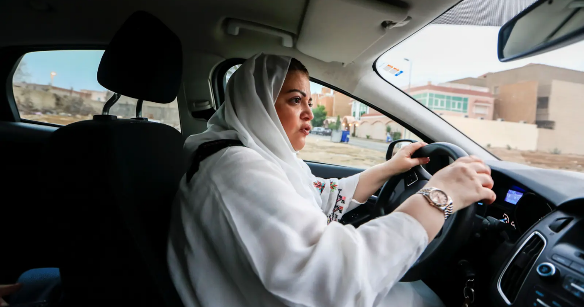 طالبان د ښځو د موټر چلولو حق محدودوي