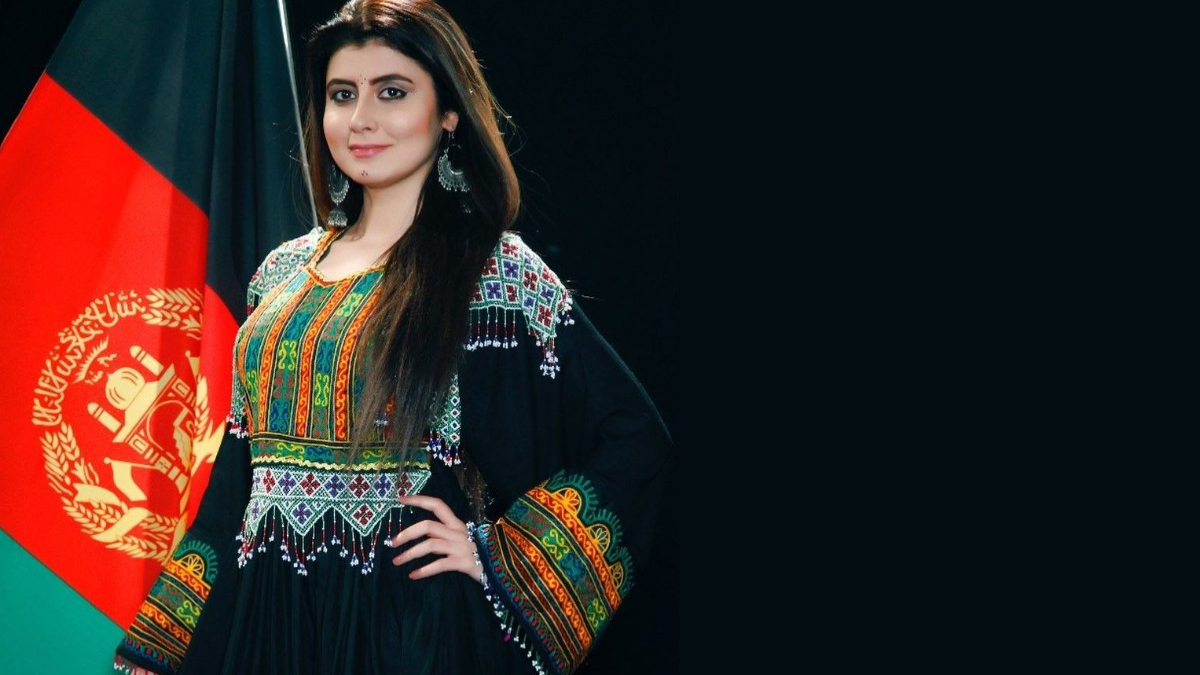 نجیبه فیض د درې رنګه بیرغ په اړه