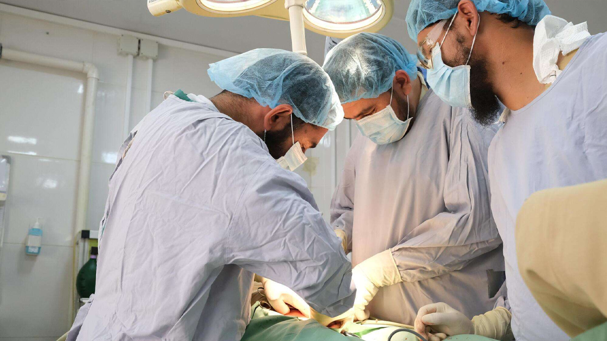 افغان ډاکټر د څه باندې ۴۰۰ ماشومانو درملنه وکړه