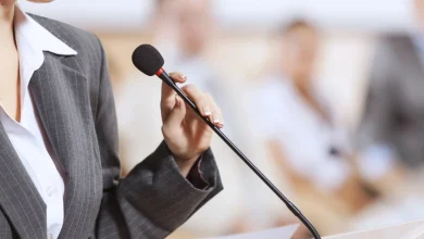 د خبرو کولو مهارتونه: څنګه په هره ټولنه کې په زړه پورې خبرې وکړو؟