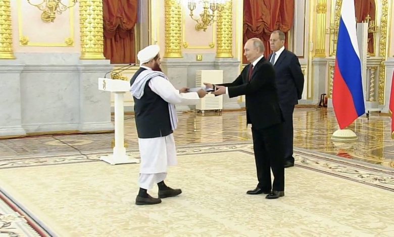 د روسیې او طالبانو اړیکې؛ پوتین په رسمي ډول د افغان سفیر باورلیک ومانه