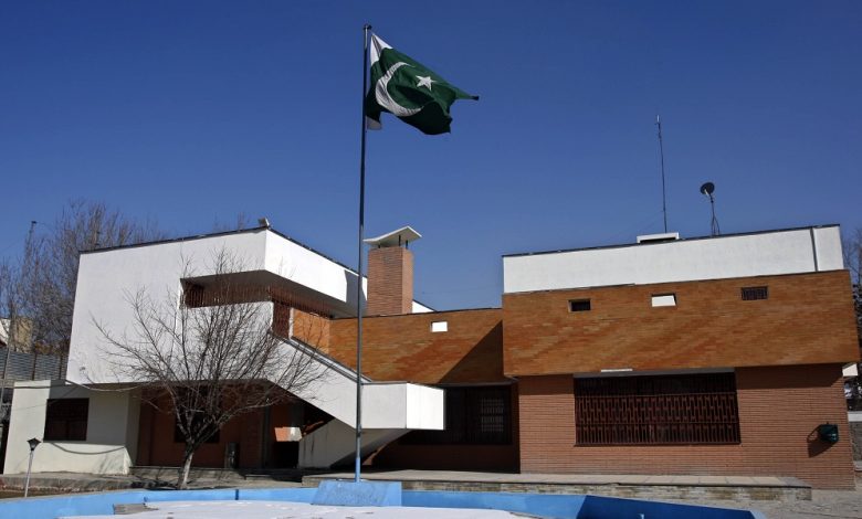 د پاکستاني سفارت تړل کېدو زیانونه، سیاسي کړکېچ او ډیپلوماسي