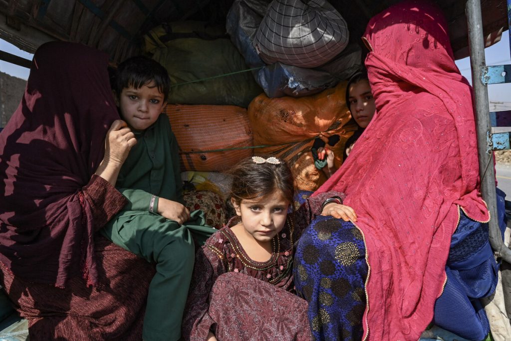 231010 Afghan nationals expelled A Majeed AFP