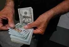 ایران کې د ډالر ارزښت نوی ریکارډ جوړ کړ؛ یو ډالر له ۲۵۰ زره تومانو واوښت