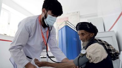 د نړیوالو بشري مرستو کمښت؛ په افغانستان کې نږدې ۶۰۰ روغتیايي مرکزونه تړل شوي