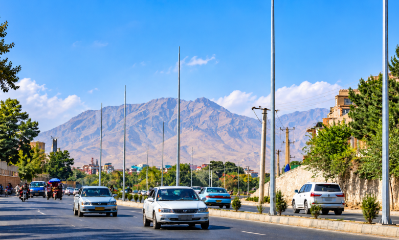 کابل ښار؛ د جویشیر–پل ارتل سړک د څراغونو ستنې نصب کېږي