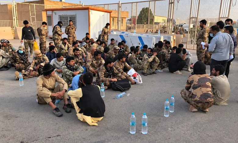 په ایران کې افغان پوځیان؛ تهران نږدې ۱۰ زرو پخوانیو سرتېرو ته موقتي اقامت ورکړی