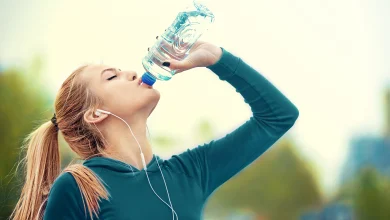 د اوبو څښلو ګټې؛ د وزن، هاضمې او ذهني فعالیت لپاره پنځه مهمې اغېزې