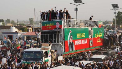 د عمران خان د ملاتړو لاریون خپله لار بدله کړه