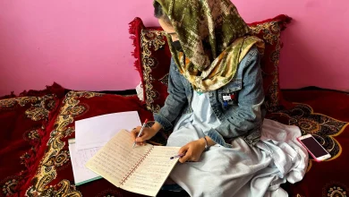 د افغان نجونو اقتصادي وضعیت؛ ځینې نجونې د کتاب پېرلو وس هم نه لري