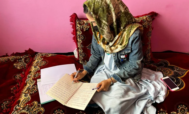 د افغان نجونو اقتصادي وضعیت؛ ځینې نجونې د کتاب پېرلو وس هم نه لري