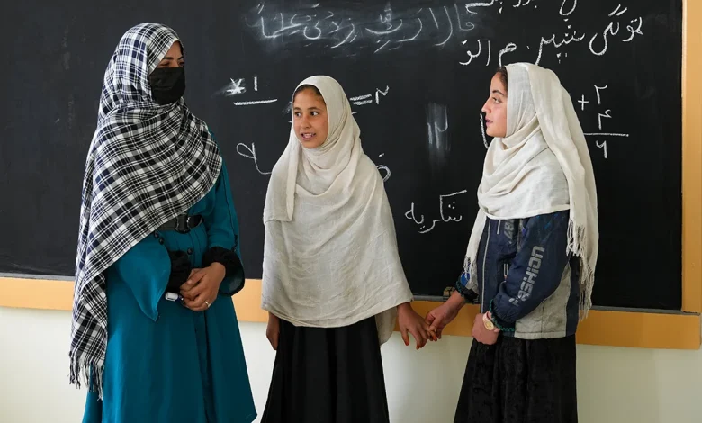 د افغان نجونو زدهکړې؛ دیکارلو له طالب چارواکو سره نړیوالې اندېښنې شریکې کړې