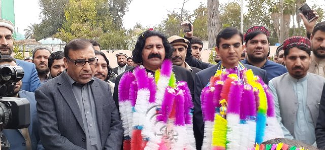 ارګ او جلال اباد کې د محسن داوړاوعلي وزیرپه زړه پورئ استقبال شوئ ارګ او جلال اباد کې د محسن داوړاوعلي وزیرپه زړه پورئ استقبال شوئ