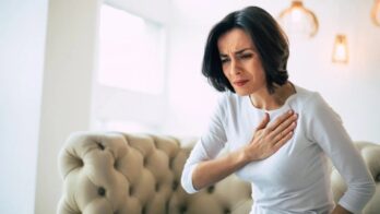 woman chest pain heart attack problem