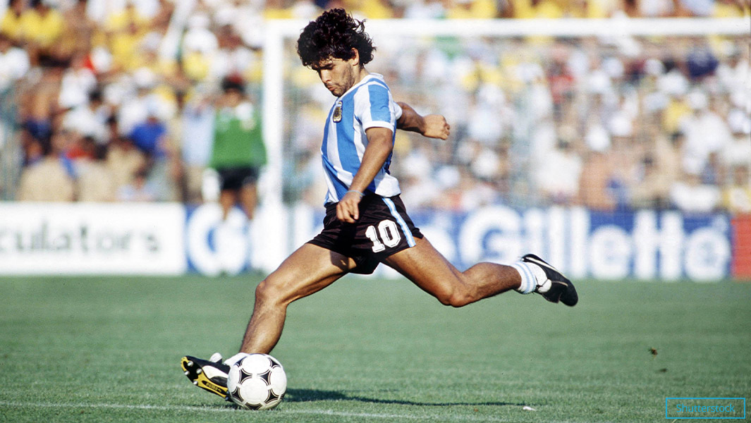 diego maradona playing football 1982 640178