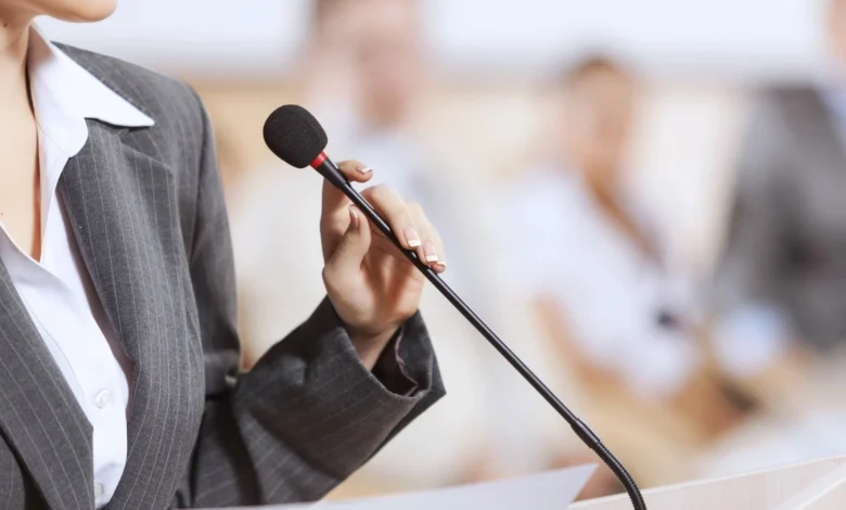 د خبرو کولو مهارتونه: څنګه په هره ټولنه کې په زړه پورې خبرې وکړو؟