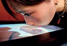 د خوړو د ذایقې څکل؛ د جاپان نوې ټکنالوژي چې د تلویزیون پر شیشه خوند درکوي آیا کله مو فکر کړی چې په ټلویزیون کې د یو خوندور خواړه له لیدلو وروسته، د هغې خوند هم په مستقیم ډول وڅکئ؟ دا چې تر اوسه یو خوب ښکارېده، اوس د جاپان د نوې او حېرانوونکې ټکنالوژۍ په مرسته په حقیقت بدل شوی دی. په دې مقاله کې به موږ وڅېړو چې څنګه د د خوړو د ذایقې څکل د تلویزیون د شیشې له لارې ممکن شوي دي. د خوړو د ذایقې څکل، ټېسټ د ټيوي (TTTV) څه شی دی؟ په جاپان کې د میجي پوهنتون استاد، پروفیسور هومي میاشیتا (Homei Miyashita)، له خپلې څېړنیزې ډلې سره یو داسې ټلویزیون جوړ کړی چې د «ټېسټ د ټيوي» (Taste the TV – TTTV) په نوم یادیږي. دا وسیله په ظاهره یو عادي فلېټ سکرین دی، خو دننه یې یو خورا پېچلی سیسټم نصب شوی چې د خوړو خوندونه تولیدوي. د خوړو د ذایقې څکل، دا ټکنالوژي څنګه کار کوي؟ د تلویزیون پر شیشه د خوړو د ذایقې څکل یو میخانیکي پروسه ده. دا سیستم لس ځانګړي کانتینرونه (Canisters) لري چې په کې لس بنسټیز خوندونه لکه: خوږوالی تریووالی مالګین توب تېزوالی او نور... کله چې نندارچی وغواړي د یو ځانګړي خواړه خوند وڅکي، دا کانتینرونه په دقیق تناسب سره مایع خوندونه یوځای کوي او د یوې پاکې پلاستیکي پردې (Foil) په بڼه یې د ټلویزیون پر سکرین راخپروي. نندارچی کولی شي خپله ژبه پر سکرین تیره کړي او خوند احساس کړي. ولې دا ټکنالوژي جوړه شوه؟ پروفیسور میاشیتا وایي چې د دې اختراع اصلي انګېزه د کرونا وبا (COVID-19) پر مهال پیدا شوه. هغه وخت چې خلک په کورونو کې بند وو او بهرني سفرونه یا رستورانتونو ته تګ ستونزمن و، هغه وغوښتل داسې لاره پیدا کړي چې خلک له کوره د نړۍ له بېلابېلو خوندونو سره وصل کړي. د هغه په وینا، دا ټکنالوژي د انسان حسي تجربو ته یو نوی ابعاد ورکوي. بیه او د بازار وړاندې کول که څه هم دا وسیله لا هم د ازموینې په پړاو کې ده او عامو بازارونو ته نه ده راوتلې، خو د لومړني ماډل اټکلي بیه یې شاوخوا ۱۰۰ زره جاپاني ین (چې نږدې ۶۳۹ امریکایي ډالر کیږي) ښودل شوې ده. تمه کیږي چې په راتلونکي کې به دا بیه د تولید په زیاتوالي سره راټیټه شي. د خوړو د ذایقې څکل او راتلونکي امکانات کارپوهان په دې باور دي چې دا یوازې یو تفریحي ټلویزیون نه دی، بلکې په لاندې برخو کې انقلاب راوستی شي: د پخلي انلاین زدهکړه: زده کوونکي کولی شي د خپل استاد د پخلي خوند وڅکي. مجازي مینو (Menu): په رستورانتونو کې پیرودونکي کولی شي د ډوډۍ فرمایش ورکولو دمخه د هغې خوند وګوري. د لرې واټن زدهکړې: د هغو مسلکونو لپاره چې د ذایقې پورې اړه لري. د جاپان دا نوې ټکنالوژي ښيي چې د ډیجیټل نړۍ او فزیکي حواس ترمنځ واټن مخ په کمېدو دی. د خوړو د ذایقې څکل د تلویزیون له لارې که څه هم اوس یو عجیبه کار ښکاري، خو ډیر ژر به زموږ د ژوند یو عادي برخه وګرځي.