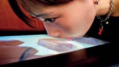 د خوړو د ذایقې څکل؛ د جاپان نوې ټکنالوژي چې د تلویزیون پر شیشه خوند درکوي آیا کله مو فکر کړی چې په ټلویزیون کې د یو خوندور خواړه له لیدلو وروسته، د هغې خوند هم په مستقیم ډول وڅکئ؟ دا چې تر اوسه یو خوب ښکارېده، اوس د جاپان د نوې او حېرانوونکې ټکنالوژۍ په مرسته په حقیقت بدل شوی دی. په دې مقاله کې به موږ وڅېړو چې څنګه د د خوړو د ذایقې څکل د تلویزیون د شیشې له لارې ممکن شوي دي. د خوړو د ذایقې څکل، ټېسټ د ټيوي (TTTV) څه شی دی؟ په جاپان کې د میجي پوهنتون استاد، پروفیسور هومي میاشیتا (Homei Miyashita)، له خپلې څېړنیزې ډلې سره یو داسې ټلویزیون جوړ کړی چې د «ټېسټ د ټيوي» (Taste the TV – TTTV) په نوم یادیږي. دا وسیله په ظاهره یو عادي فلېټ سکرین دی، خو دننه یې یو خورا پېچلی سیسټم نصب شوی چې د خوړو خوندونه تولیدوي. د خوړو د ذایقې څکل، دا ټکنالوژي څنګه کار کوي؟ د تلویزیون پر شیشه د خوړو د ذایقې څکل یو میخانیکي پروسه ده. دا سیستم لس ځانګړي کانتینرونه (Canisters) لري چې په کې لس بنسټیز خوندونه لکه: خوږوالی تریووالی مالګین توب تېزوالی او نور... کله چې نندارچی وغواړي د یو ځانګړي خواړه خوند وڅکي، دا کانتینرونه په دقیق تناسب سره مایع خوندونه یوځای کوي او د یوې پاکې پلاستیکي پردې (Foil) په بڼه یې د ټلویزیون پر سکرین راخپروي. نندارچی کولی شي خپله ژبه پر سکرین تیره کړي او خوند احساس کړي. ولې دا ټکنالوژي جوړه شوه؟ پروفیسور میاشیتا وایي چې د دې اختراع اصلي انګېزه د کرونا وبا (COVID-19) پر مهال پیدا شوه. هغه وخت چې خلک په کورونو کې بند وو او بهرني سفرونه یا رستورانتونو ته تګ ستونزمن و، هغه وغوښتل داسې لاره پیدا کړي چې خلک له کوره د نړۍ له بېلابېلو خوندونو سره وصل کړي. د هغه په وینا، دا ټکنالوژي د انسان حسي تجربو ته یو نوی ابعاد ورکوي. بیه او د بازار وړاندې کول که څه هم دا وسیله لا هم د ازموینې په پړاو کې ده او عامو بازارونو ته نه ده راوتلې، خو د لومړني ماډل اټکلي بیه یې شاوخوا ۱۰۰ زره جاپاني ین (چې نږدې ۶۳۹ امریکایي ډالر کیږي) ښودل شوې ده. تمه کیږي چې په راتلونکي کې به دا بیه د تولید په زیاتوالي سره راټیټه شي. د خوړو د ذایقې څکل او راتلونکي امکانات کارپوهان په دې باور دي چې دا یوازې یو تفریحي ټلویزیون نه دی، بلکې په لاندې برخو کې انقلاب راوستی شي: د پخلي انلاین زدهکړه: زده کوونکي کولی شي د خپل استاد د پخلي خوند وڅکي. مجازي مینو (Menu): په رستورانتونو کې پیرودونکي کولی شي د ډوډۍ فرمایش ورکولو دمخه د هغې خوند وګوري. د لرې واټن زدهکړې: د هغو مسلکونو لپاره چې د ذایقې پورې اړه لري. د جاپان دا نوې ټکنالوژي ښيي چې د ډیجیټل نړۍ او فزیکي حواس ترمنځ واټن مخ په کمېدو دی. د خوړو د ذایقې څکل د تلویزیون له لارې که څه هم اوس یو عجیبه کار ښکاري، خو ډیر ژر به زموږ د ژوند یو عادي برخه وګرځي.