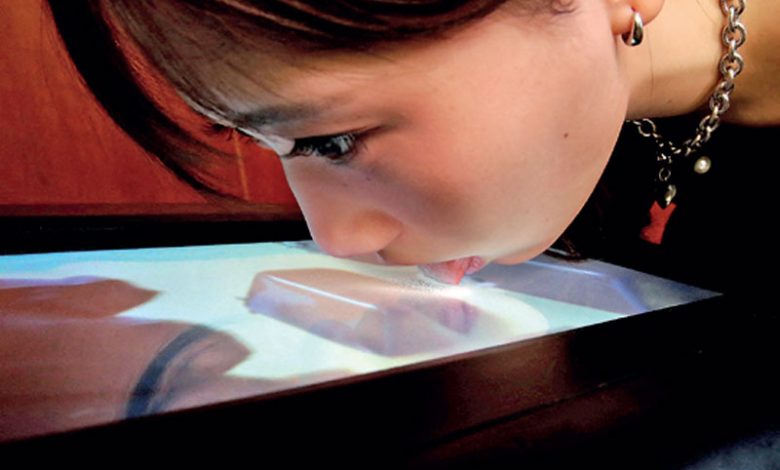 د خوړو د ذایقې څکل؛ د جاپان نوې ټکنالوژي چې د تلویزیون پر شیشه خوند درکوي آیا کله مو فکر کړی چې په ټلویزیون کې د یو خوندور خواړه له لیدلو وروسته، د هغې خوند هم په مستقیم ډول وڅکئ؟ دا چې تر اوسه یو خوب ښکارېده، اوس د جاپان د نوې او حېرانوونکې ټکنالوژۍ په مرسته په حقیقت بدل شوی دی. په دې مقاله کې به موږ وڅېړو چې څنګه د د خوړو د ذایقې څکل د تلویزیون د شیشې له لارې ممکن شوي دي. د خوړو د ذایقې څکل، ټېسټ د ټيوي (TTTV) څه شی دی؟ په جاپان کې د میجي پوهنتون استاد، پروفیسور هومي میاشیتا (Homei Miyashita)، له خپلې څېړنیزې ډلې سره یو داسې ټلویزیون جوړ کړی چې د «ټېسټ د ټيوي» (Taste the TV – TTTV) په نوم یادیږي. دا وسیله په ظاهره یو عادي فلېټ سکرین دی، خو دننه یې یو خورا پېچلی سیسټم نصب شوی چې د خوړو خوندونه تولیدوي. د خوړو د ذایقې څکل، دا ټکنالوژي څنګه کار کوي؟ د تلویزیون پر شیشه د خوړو د ذایقې څکل یو میخانیکي پروسه ده. دا سیستم لس ځانګړي کانتینرونه (Canisters) لري چې په کې لس بنسټیز خوندونه لکه: خوږوالی تریووالی مالګین توب تېزوالی او نور... کله چې نندارچی وغواړي د یو ځانګړي خواړه خوند وڅکي، دا کانتینرونه په دقیق تناسب سره مایع خوندونه یوځای کوي او د یوې پاکې پلاستیکي پردې (Foil) په بڼه یې د ټلویزیون پر سکرین راخپروي. نندارچی کولی شي خپله ژبه پر سکرین تیره کړي او خوند احساس کړي. ولې دا ټکنالوژي جوړه شوه؟ پروفیسور میاشیتا وایي چې د دې اختراع اصلي انګېزه د کرونا وبا (COVID-19) پر مهال پیدا شوه. هغه وخت چې خلک په کورونو کې بند وو او بهرني سفرونه یا رستورانتونو ته تګ ستونزمن و، هغه وغوښتل داسې لاره پیدا کړي چې خلک له کوره د نړۍ له بېلابېلو خوندونو سره وصل کړي. د هغه په وینا، دا ټکنالوژي د انسان حسي تجربو ته یو نوی ابعاد ورکوي. بیه او د بازار وړاندې کول که څه هم دا وسیله لا هم د ازموینې په پړاو کې ده او عامو بازارونو ته نه ده راوتلې، خو د لومړني ماډل اټکلي بیه یې شاوخوا ۱۰۰ زره جاپاني ین (چې نږدې ۶۳۹ امریکایي ډالر کیږي) ښودل شوې ده. تمه کیږي چې په راتلونکي کې به دا بیه د تولید په زیاتوالي سره راټیټه شي. د خوړو د ذایقې څکل او راتلونکي امکانات کارپوهان په دې باور دي چې دا یوازې یو تفریحي ټلویزیون نه دی، بلکې په لاندې برخو کې انقلاب راوستی شي: د پخلي انلاین زدهکړه: زده کوونکي کولی شي د خپل استاد د پخلي خوند وڅکي. مجازي مینو (Menu): په رستورانتونو کې پیرودونکي کولی شي د ډوډۍ فرمایش ورکولو دمخه د هغې خوند وګوري. د لرې واټن زدهکړې: د هغو مسلکونو لپاره چې د ذایقې پورې اړه لري. د جاپان دا نوې ټکنالوژي ښيي چې د ډیجیټل نړۍ او فزیکي حواس ترمنځ واټن مخ په کمېدو دی. د خوړو د ذایقې څکل د تلویزیون له لارې که څه هم اوس یو عجیبه کار ښکاري، خو ډیر ژر به زموږ د ژوند یو عادي برخه وګرځي.