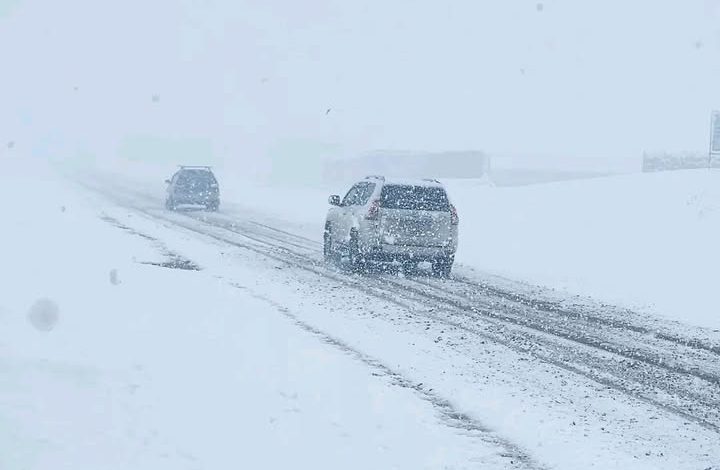 د کابل کندهار لویه لار د سختو واورو او توپانونو له امله وتړل شوه؛ مسافر له ننګونو سره مخ دي