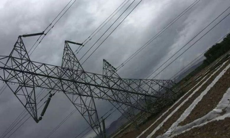 له برښنا سره د ۱۲ ولایتونو وصل کېدل؛ د سالنګ ویجاړ شوی لاین په موقتي ډول ترمیم شو