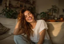 څه ډول جذاب اوسو؛ د یو زړه راښکونکي شخصیت لرلو ۱۴ غوره لارې