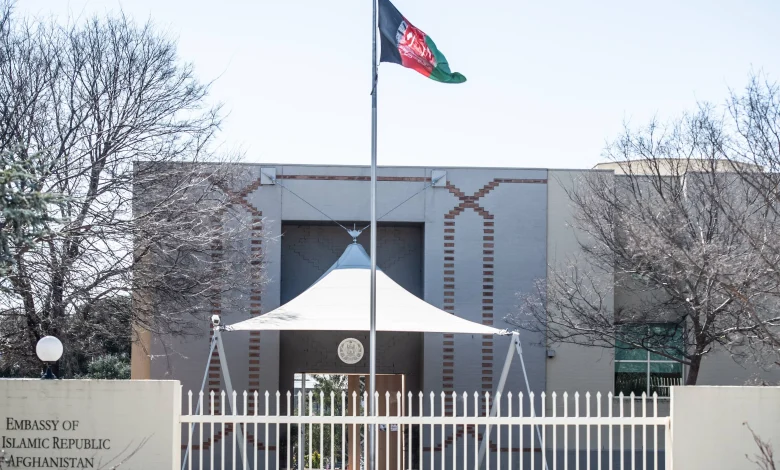 استرالیا کې افغان سفارت؛ د فعالیتونو ځنډېدل او د زرګونو افغانانو برخلیک