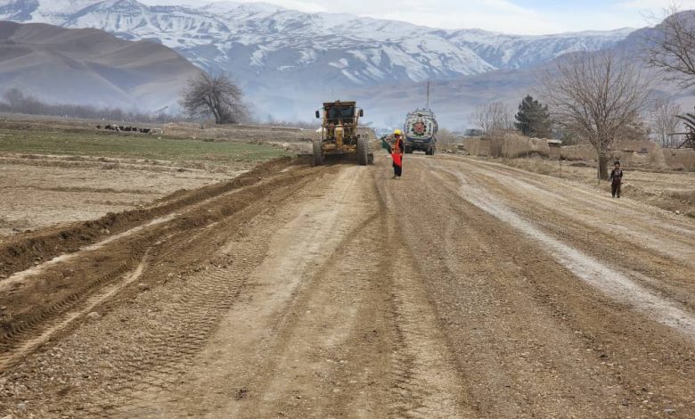 بغلان کې سړک؛ د ۳۹۰ میلیونه افغانیو په لګښت د ۱۸ کیلومتره سړک چارې پیل شوې