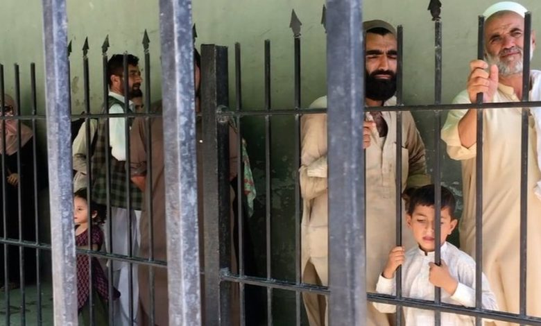 ۴۲۶ افغان کډوال د پاکستان له زندانونو خوشې او هېواد ته راستانه شول