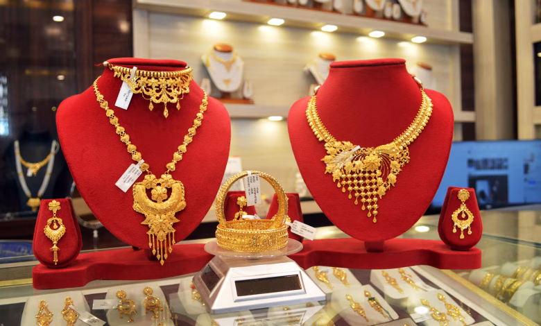 په نړیوالو او کورنیو بازارونو کې د سرو زرو بیه راټیټه شوې ده