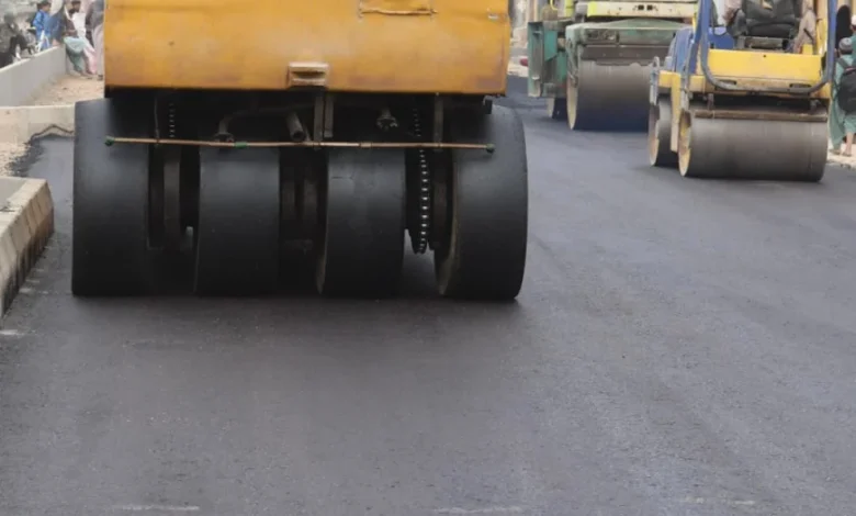 فراه کې د یوه سړک چارې د ۱۵.۴ میلیونه افغانیو په لګښت پیل شوې