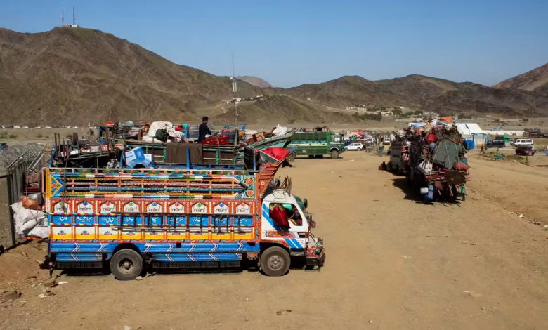 پاکستان د تورخم دروازه بېرته وتړله؛ سلګونه کډوال په تمه پاتې دي