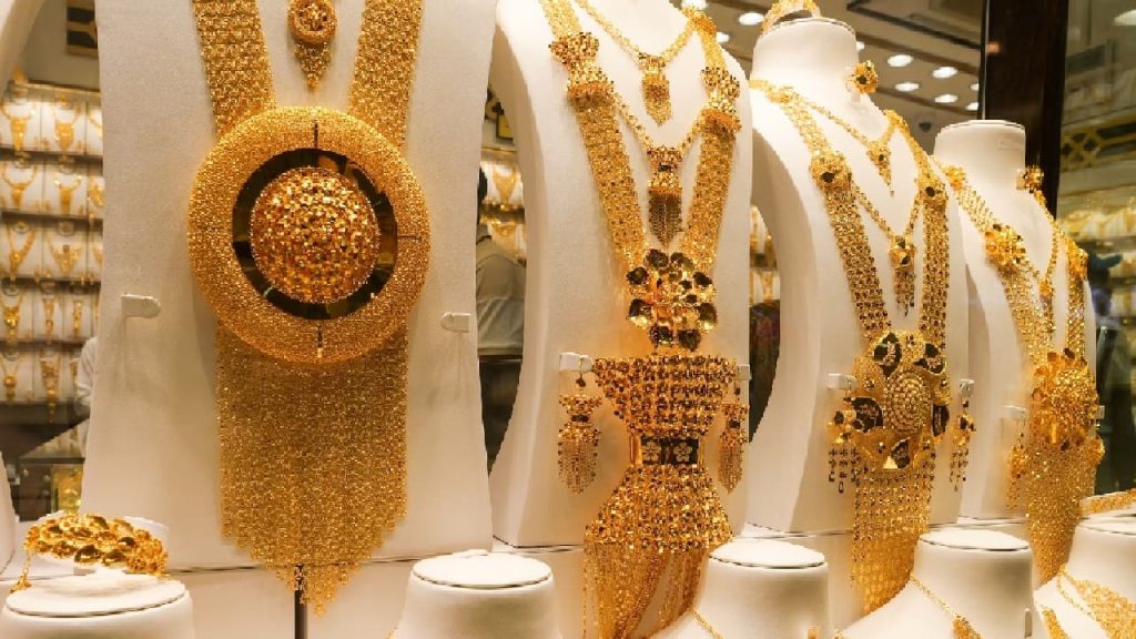 w 1280h 720format jpgimgid 01ke36vz1wxy5dncn4v6av3mr0imgname go to the wholesale market zaveri bazaar to buy gold at a low price 1767486913596