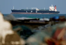 د چین د تېلو بېړۍ له هرمز تنګي تېره شوه؛ بازارونه ولې حساس شول؟