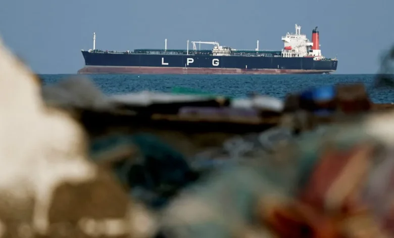 د چین د تېلو بېړۍ له هرمز تنګي تېره شوه؛ بازارونه ولې حساس شول؟