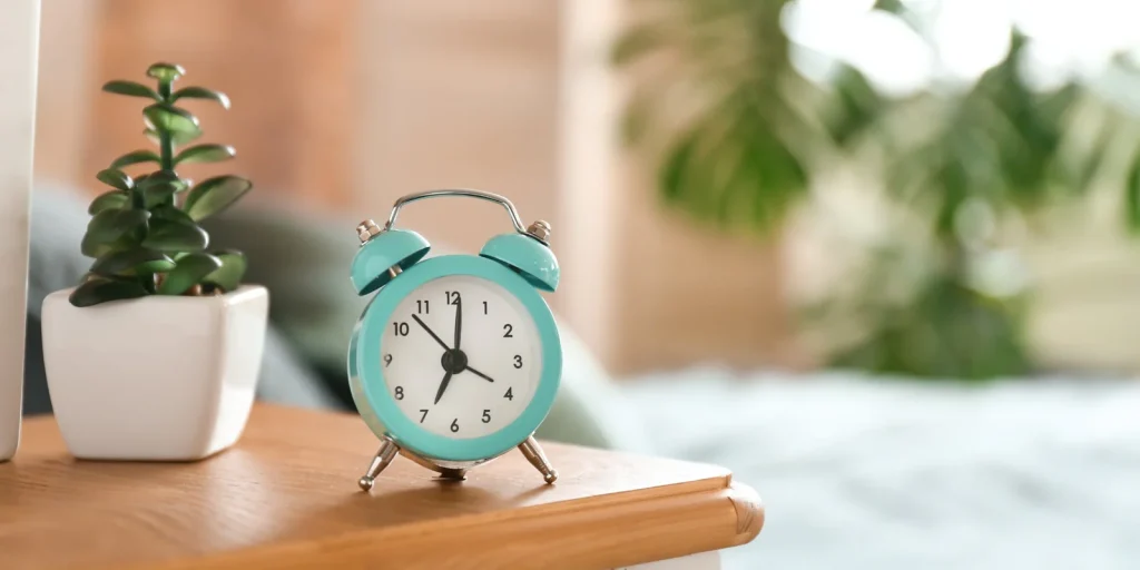 A Guide to Choosing the Perfect Table Clock for Your Home 53af01a3 96d1 43a7 967f b26eca662635 1600x