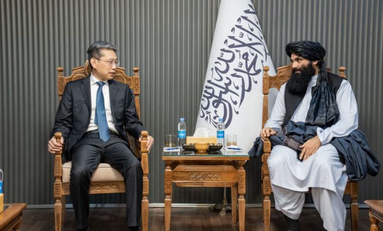 د سراج حقاني او چین سفیر تر منځ لیدنه؛ د کابل او پیکینګ ترمنځ د اړیکو په پراختیا ټینګار