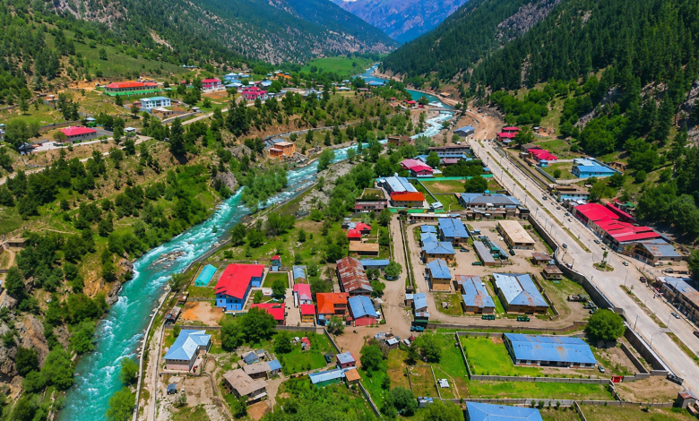 نورستان کې بله ترافیکي پېښه؛ سیند ته د موټر لوېدو وروسته څلور کسان لادرکه دي