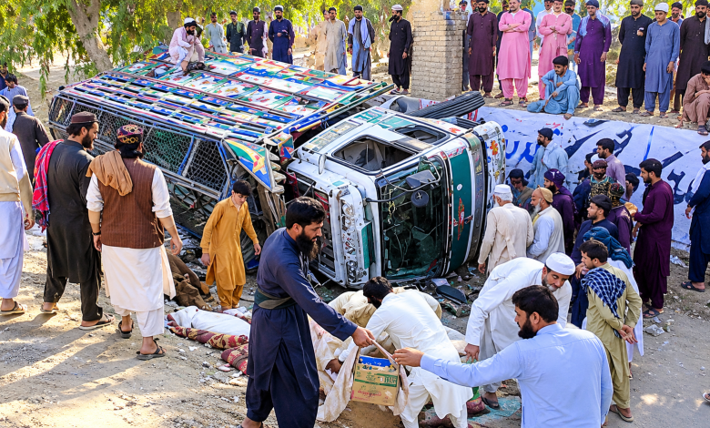 لغمان کې د کډوالو موټر چپه کېدل؛ ۱۸ کسان مړه او ۲۹ نور ټپیان شول