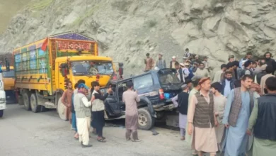 بدخشان کې ترافیکي پېښه؛ د ښځو او ماشومانو په ګډون ۱۶ کسانو ته مرګژوبله اوښتې