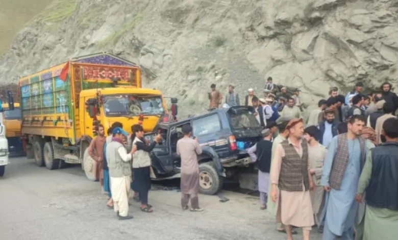 بدخشان کې ترافیکي پېښه؛ د ښځو او ماشومانو په ګډون ۱۶ کسانو ته مرګژوبله اوښتې